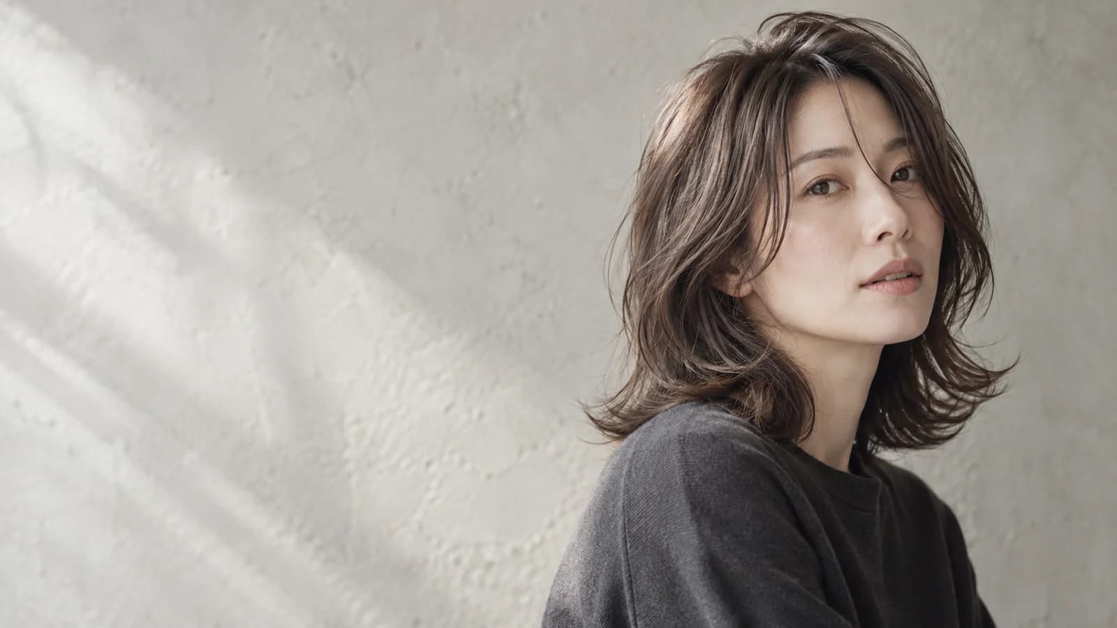 自然な髪の質感と、顔まわりのシルエットを表現したsuiのヘアモデルイメージ